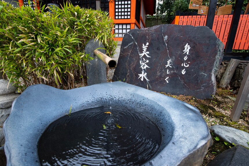 八坂神社の美容水画像